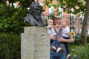 Pic Simon Tierney and Daughters by Moya Nolan